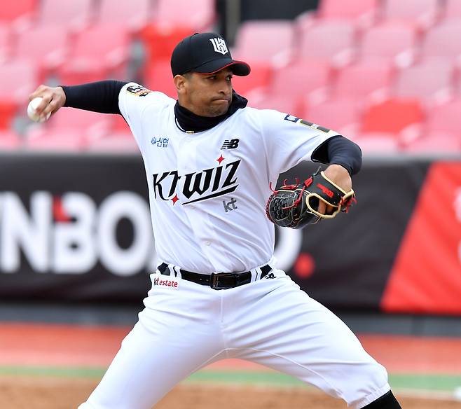 KT 우완투수 쿠에바스가 11일 수원KT위즈파크에서 열린 SSG랜더스와 KT위즈의 시범경기 선발로 나서 역투하고  있다.  수원 | 강영조 기자 kanjo@sportsseoul.com