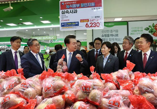 윤석열 대통령이 지난 18일 서울시 서초구 농협하나로마트 양재점에서 과일 물가를 점검하고 있다. 연합뉴스