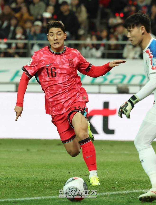 주민규가 21일 오후 서울 마포구 서울월드컵경기장에서 진행된 대한민국과 태국의 2026 북중미 월드컵 아시아지역 2차 예선에서 골키퍼가 공을 잡을 때 적극적으로 달려들고 있다. 상암=김민규 기자 mgkim1@edaily.co.kr /2024.03.21/