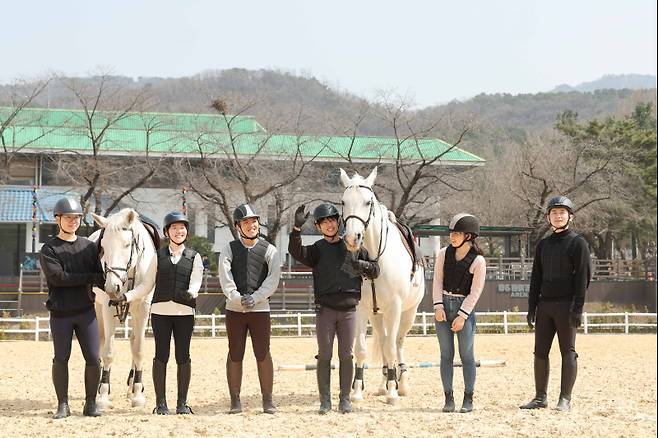 연세대 승마 동아리 ‘고삐 풀린 망아지’ 회원들이 말 앞에서 포즈를 취하고 있다. 한국마사회