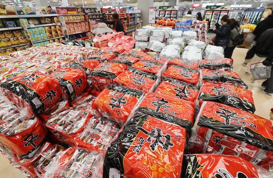 21일 관세청 무역통계에 따르면 지난 달 라면 수출액은 전년동월보다 31.5% 증가한 9300만 달러로 월간 기준 사상 최대였다. 연합뉴스