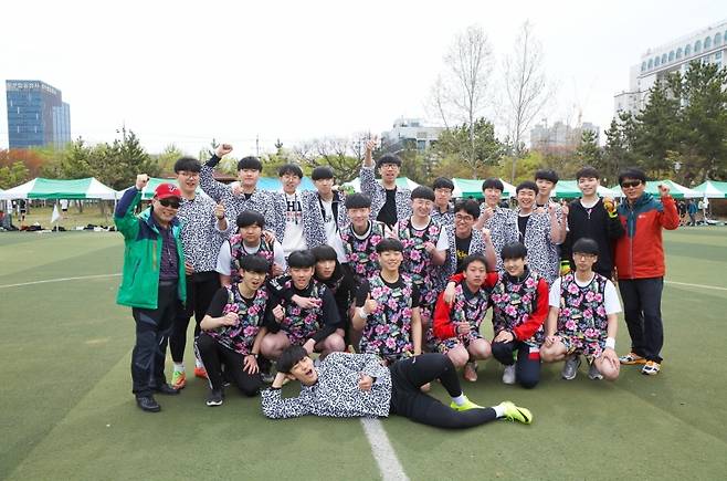 ▲숭덕고 재직 시절 학생들과 파이팅을 외치는 이성환 시인(왼쪽). 사진 : 본인 제공