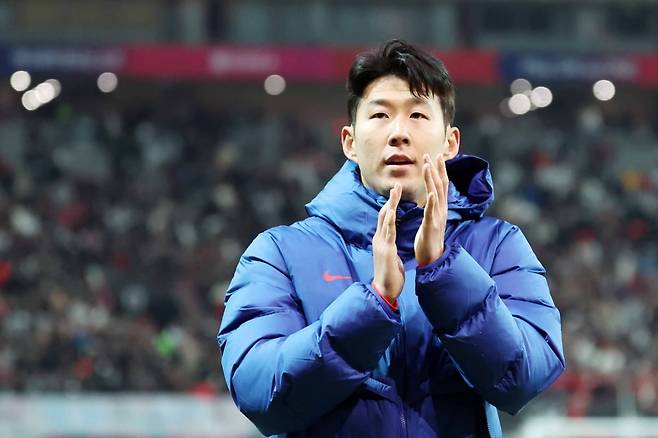 21일 오후 서울 마포구 서울월드컵경기장에서 열린 2026 북중미 월드컵 아시아지역 2차예선 C조 조별리그 3차전 대한민국과 태국과의 경기가 1대1 동점으로 끝난 뒤 대한민국 손흥민이 관중들을 향해 인사하고 있다. / 사진=뉴스1