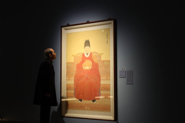 1988년 그가 그렸던 정조대왕의 어진을 들여다 보는 이길범 작가의 모습. 수원시립미술관 제공