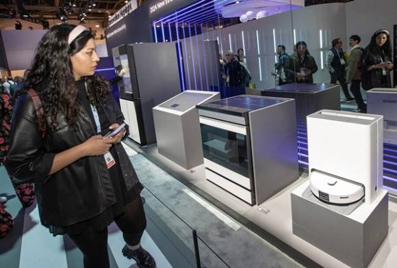 지난 1월 ‘CES 2024’가 열린 미국 라스베이거스 컨벤션센터의 삼성전자 전시관에서 관람객들이 ‘비스포크 제트 봇 콤보’를 구경하고 있다. [사진출처=삼성전자]