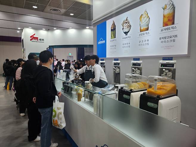 21일 서울 강남구 코엑스 '서울커피엑스포' 칼피자니 부스에서 관람객들이 아이스크림을 맛보고 있다. 정석준 기자
