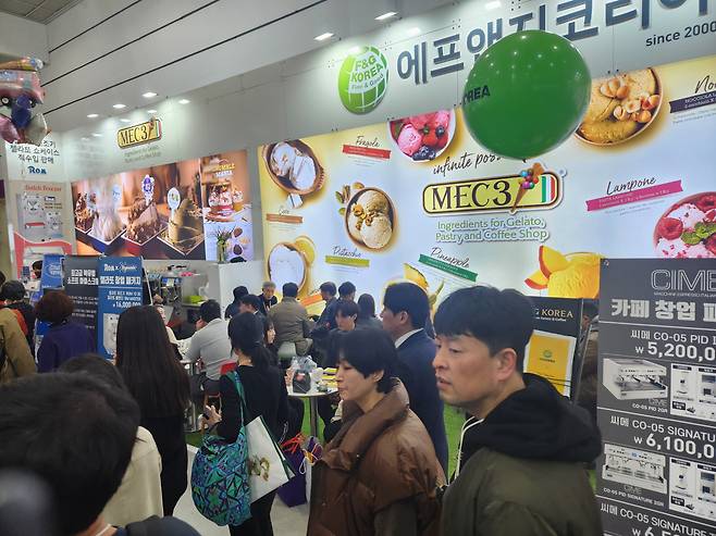 21일 서울 강남구 코엑스 '서울커피엑스포' MEC3 부스에서 관람객들이 사업 상담 중이다. 정석준 기자