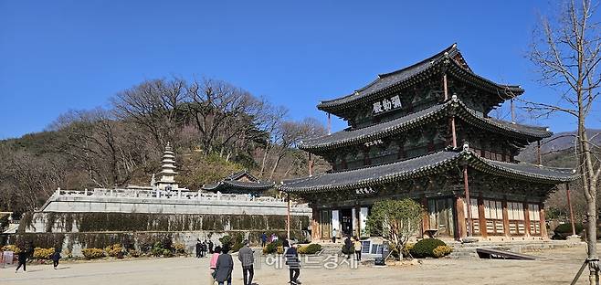 미륵전과 절 마당. 미륵전은 한국 사찰에서 유일한 3층 법당이다.