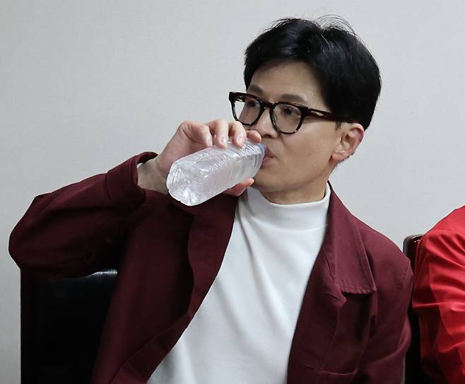 국민의힘 한동훈 총괄선대위원장이 21일 대구 중구 서문시장에서 상인들과 간담회를 갖기 전 물을 마시고 있다. 연합뉴스