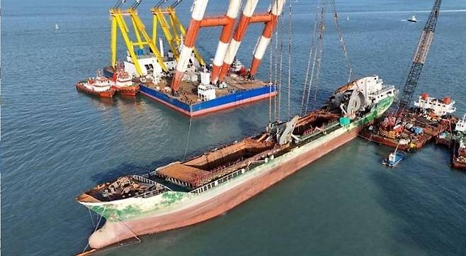 인양된 모래운반선. 연합뉴스