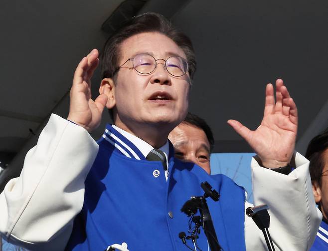 지난 21일 이재명 더불어민주당 대표가 전북 군산시 옛 도심에서 연설하고 있다. ⓒ연합뉴스