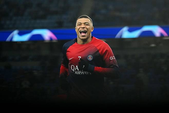 음바페가 지난 6일 챔피언스리그 레알 소시에다드전에 앞서 몸을 풀며 웃고 있다. Getty Images코리아