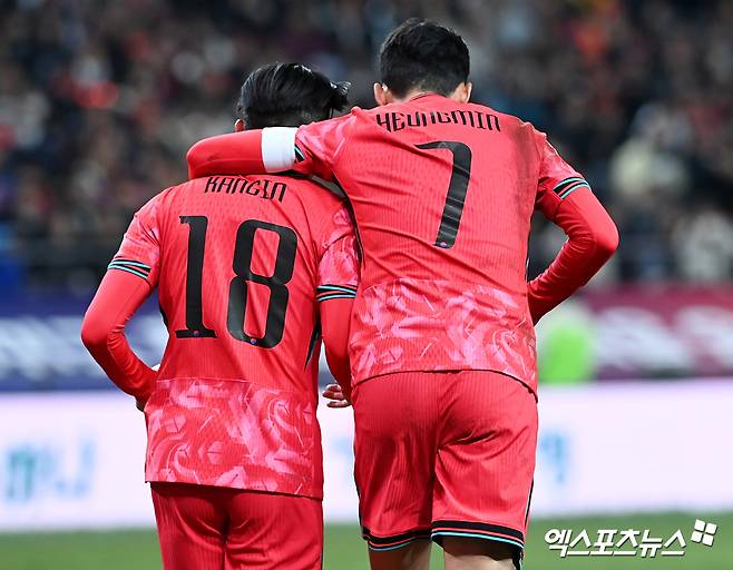 황선홍 올림픽축구대표팀 감독이 3월 열리는 2026 북중미 월드컵 아시아 2차예선 태국과의 2연전을 치를 대한민국 축구 국가대표팀 임시감독으로 뽑혀 21일 태국과의 홈 경기를 지휘했다. 1-1로 비긴 가운데 황 감독은 이강인의 후반 교체투입에 대해 전술과 컨디션을 보고 내린 결정이며 후회하지 않는다고 했다. 서울월드컵경기장, 고아라 기자