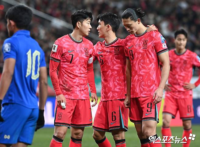 황선홍 올림픽축구대표팀 감독이 3월 열리는 2026 북중미 월드컵 아시아 2차예선 태국과의 2연전을 치를 대한민국 축구 국가대표팀 임시감독으로 뽑혀 21일 태국과의 홈 경기를 지휘했다. 1-1로 비긴 가운데 황 감독은 이강인의 후반 교체투입에 대해 전술과 컨디션을 보고 내린 결정이며 후회하지 않는다고 했다. 서울월드컵경기장, 고아라 기자