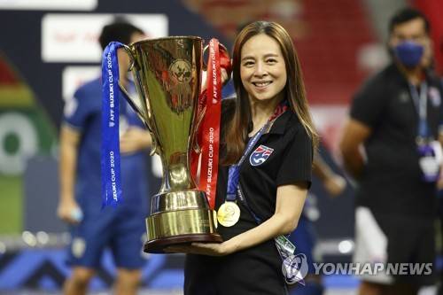 태국 축구 국가대표팀이 대한민국을 상대로 지난 1998 방콕 아시안게임 8강전 승리 후 26년 만에 기적을 만들려고 하고 있다. 태국 축구협회장이 한국전 승리 시 보너스를 더 올려주겠다고 공약하고 나섰다. 연합뉴스