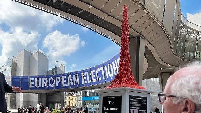 유럽의회 광장에 세워진 톈안먼 희생자 추모비 [미국 CNN 홈페이지 캡처. 재판매 및 DB 금지]