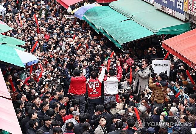 충남 찾은 한동훈 위원장 (당진=연합뉴스) 한상균 기자 = 국민의힘 한동훈 비상대책위원장이 22일 충남 당진 전통시장에서 장동혁, 정용선 후보와 시민들에게 인사하고 있다. 2024.3.22 [공동취재] xyz@yna.co.kr
