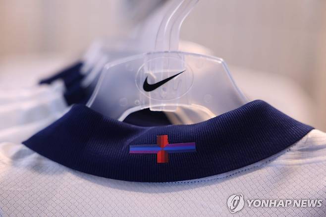 새로 디자인 된 축구 유니폼이 22일(현지시간) 런던 상점에 걸려 있다. [AFP=연합뉴스]