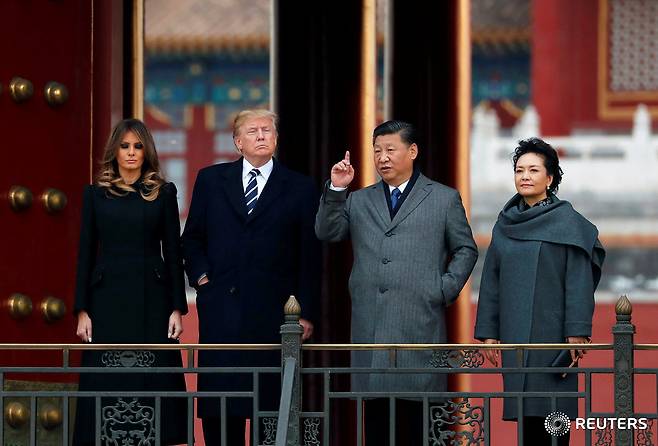 중국을 방문한 도널드 트럼프 미국 대통령(왼쪽에서 두번째)과 영부인 멜라니아 여사(왼쪽)가 8일 베이징(北京)에서 시진핑(習近平, 오른쪽 두번째) 중국 국가주석, 부인 펑리위안(彭麗媛) 여사와 쯔진청(紫禁城·자금성)을 둘러보고 있다. ⓒ 로이터=뉴스1 ⓒ News1 최종일 기자