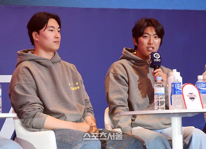 KIA 이의리(오른쪽)가 22일 서울 중구 소공동 롯데호텔 크리스탈볼룸에서 진행된 2024 KBO리그 개막 미디어데이에서 시즌 각오를 밝히고 있다. 박진업 기자 upandup@sportsseoul.com