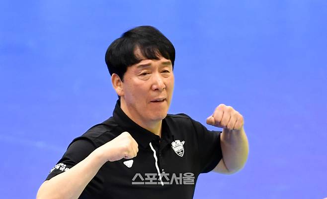우리 신영철 감독이 4일 수원실내체육관에서 열린 2023-2024 V리그 한국전력과 우리카드의 경기에서 선수들에 박수를 치며 독려리고 있다. 2024.02.04.  수원 | 강영조 기자 kanjo@sportsseoul.com