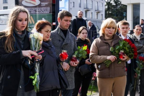 23일(현지시간) 모스크바 크로커스 시티홀 공연장 테러 희생자들을 위한 임시 추모관에 사람들이 꽃을 놓고 있다. [사진=연합뉴스]