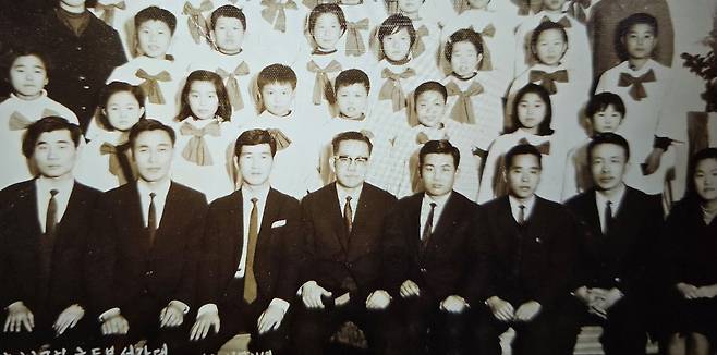 초등학교 시절 충현교회 성가대로 활동했던 배우 강석우(맨 오른쪽 위). /강석우 제공