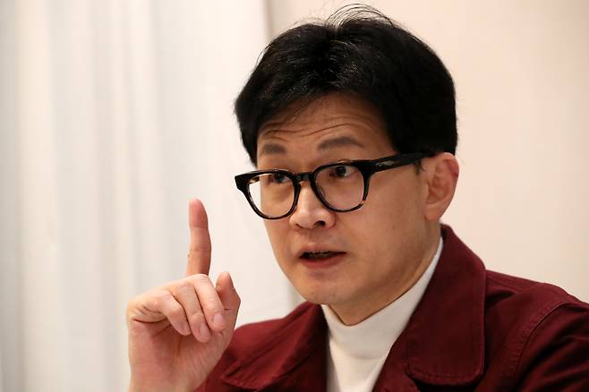 한동훈 국민의힘 비상대책위원장이 21일 오후 대전 서구의 한 커피숍에서 본지와 인터뷰를 하고 있다. /신현종 기자