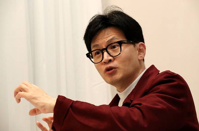 한동훈 국민의힘 비상대책위원장이 21일 오후 대전 서구의 한 커피숍에서 본지와 인터뷰를 하고 있다. /신현종 기자