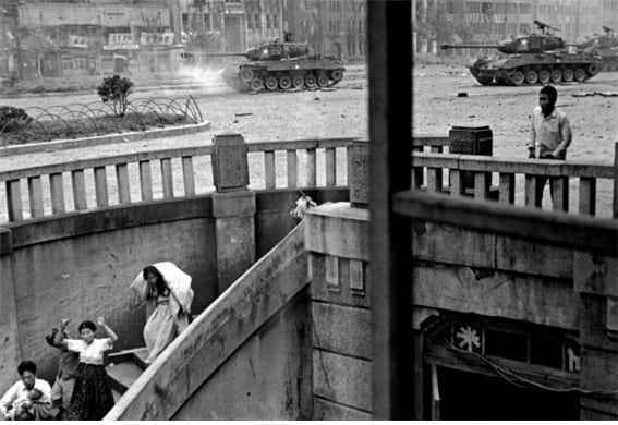 라이프(Life)지의 데이비드 던킨 기자가 1950년 9월 서울 수복 당시 현장에서 촬영한 사진. 서울의 거리로 진격하는 미군 탱크에 퇴주하는 북한군이 총을 쏘아대는 장면. 그 긴박한 상황에서 지하도로 한 가족이 피신하고 있다. /David Dougals Duncan. 공공부문