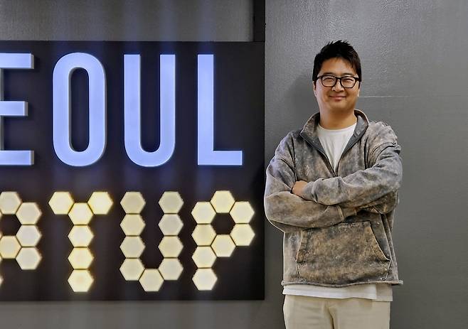 배정진 어플레이즈 대표가 서울 마포구 서울창업허브 회의실에서 사진 촬영을 위해 포즈를 취하고 있다./고성민 기자