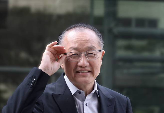 그는 2012년부터 7년간 개도국의 경제 발전 지원을 목표로 하는 세계은행에서 헌신했다. 국제적 신뢰도가 높아 해외에서 그의 이름으로 대출을 유도하는 보이스 피싱 범죄도 있을 정도./사진=채승우