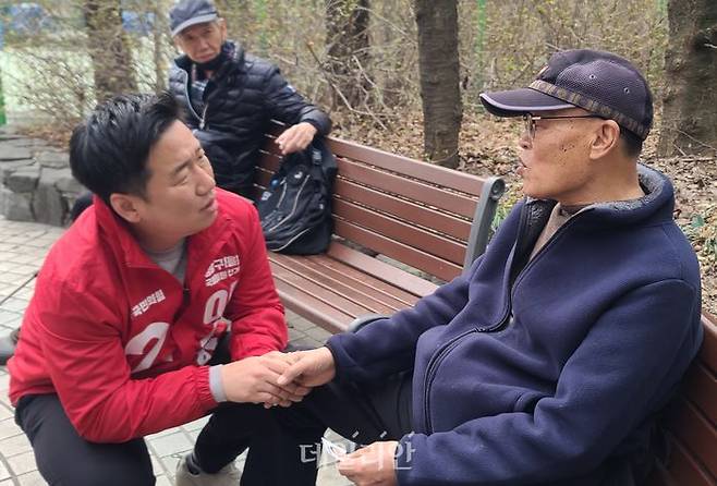 이승환 국민의힘 서울 중랑을 후보가 22일 신내공원에서 만난 어르신과 이야기를 나누고 있다. ⓒ데일리안