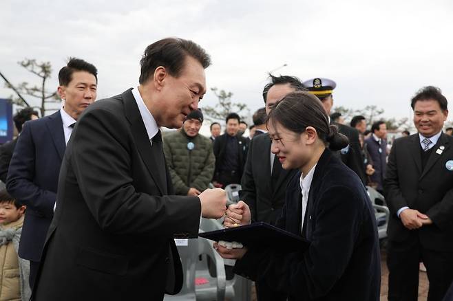 윤석열 대통령이 지난 22일 경기 평택 해군 제2함대사령부에서 거행된 제9회 서해수호의날 기념식에서 천안함 피격 고(故) 김태석 원사의 자녀 김해봄 씨와 주먹을 맞대며 격려하고 있다. 대통령실 제공