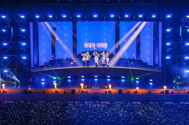 지난해 9월23일 인천 연수구 송도 달빛축제공원에서 열린 ‘이세계 페스티벌’에서 ‘이세계아이돌’이 공연을 하고 있는 모습. 패러블 엔터테인먼트 제공