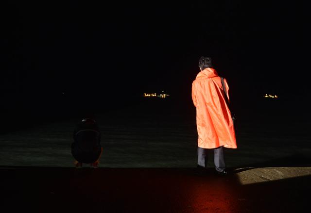 2014년 4월 17일 밤 전남 진도군 팽목항에서 한 실종자 가족이 바다를 바라보며 구조소식을 기다리고 있다. 진도=심현철 기자
