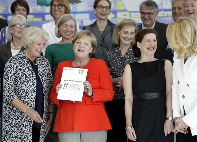 2017년 독일 총리 관저에서 여성계 인사들과 생일 파티 중 즐거워하고 있는 앙겔라 메르켈(왼쪽 두 번째) 총리. 자신의 정체성에 대해 공개적인 언급을 회피해오던 메르켈 총리는 퇴임 직전에야 자신이 페미니스트이기도 하다고 발언했다. 베를린= AP 연합뉴스