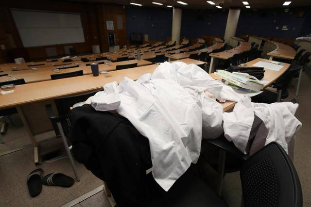정부가 대학별 의과대학 정원 배분을 확정 발표한 가운데 22일 대구의 한 의과대학 강의실이 의대 증원 정책에 반발하는 의대생들의 동맹휴학으로 텅 비어 있다. 대구=뉴스1
