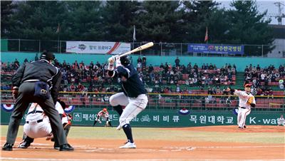 2012년 4월 13일 청주 경기에서 두산과 맞대결한 박찬호. 타석의 이종욱이 박찬호를 상대하고 있다. IS 포토