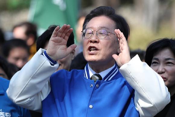 이재명 더불어민주당 상임공동선대위원장이 21일 광주 북구 전남대학교 후문을 찾아 시민들을 향해 발언하고 있다. (공동취재) 2024.03.21. [사진=뉴시스]