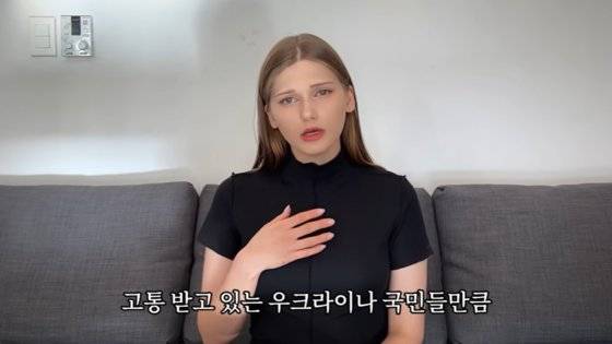 크리스는 2022년 2월 러시아의 우크라이나 침공 후 악플에 시달리며 유튜브 업로드를 중단했다. 그는 같은 해 10월 영상을 올리고 각종 질문에 답했다. 사진 유튜브 캡처