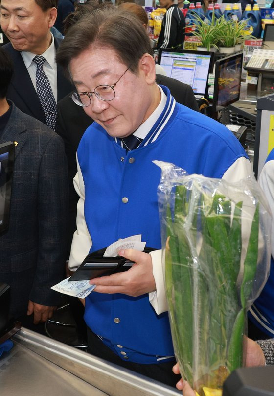 더불어민주당 이재명 대표가 23일 경기 포천시 소흘농협하나로마트에서 대파와 참외를 구입하고 있다. 연합뉴스