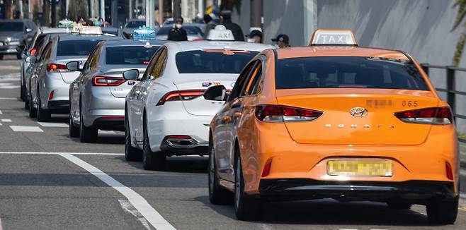 서울 중구 서울역에서 택시들이 승객을 태우기 위해 대기하는 모습. /사진=연합뉴스