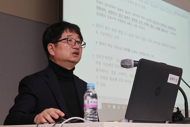 동북아역사재단 남상구 연구정책실장이 23일 오후 서울 서대문구 동북아역사재단에서 열린 2024년 일본 중학교 검정교과서 긴급 검토 세미나에서 발표하고 있다. 재단은 이날 세미나에서 일본 정부 검정을 통과한 2024년 사회과 교과서에 기술된 독도, 강제동원, 일본군 위안부 등 내용을 기존 교과서와 대비해 분석한 내용을 발표했다. 연합뉴스