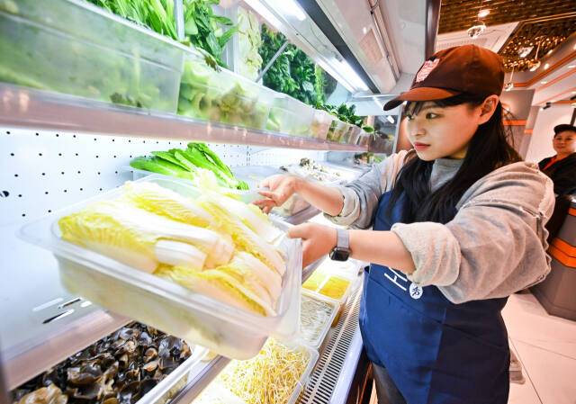 영업 준비 중인 마라탕 가게에서 재료를 정리하는 모습. 윤원규기자