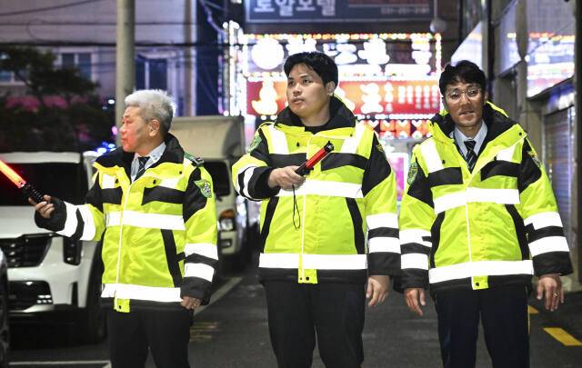 수원특례시 고등동자율방범대와 함께 지난 12일 밤 방범활동을 진행했다. 윤원규기자