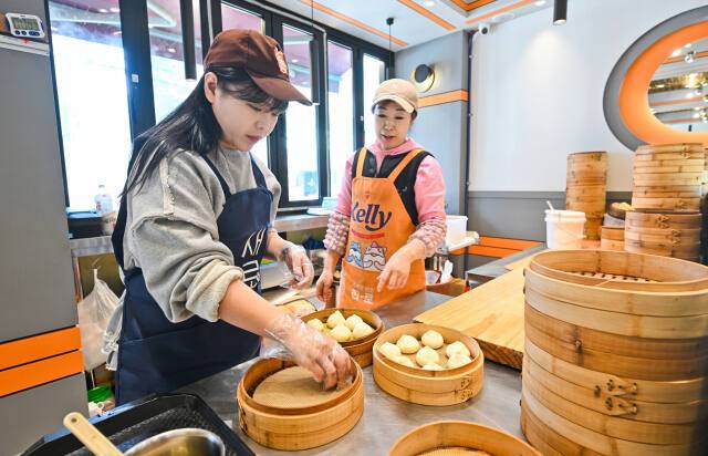 가게에서 판매 중인 만두를 찜기에 정리하는 모습. 윤원규기자