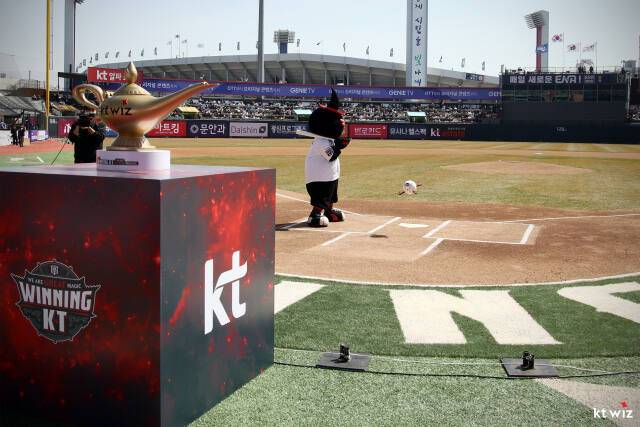 23일 수원 KT위즈파크서 열린 ‘2024 신한 SOL Bank KBO 리그’ KT 위즈와 삼성 라이온즈의 개막 경기에 앞서 드론 무인 시구가 진행되고 있다. KT 위즈 제공