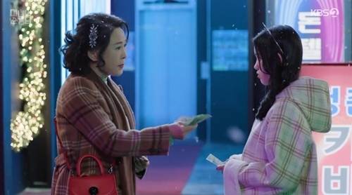 ‘미녀와 순정남’ 차화연이 빚쟁이에 쫓기는 신세로 첫 등장했다. 사진=미녀와 순정남 캡처