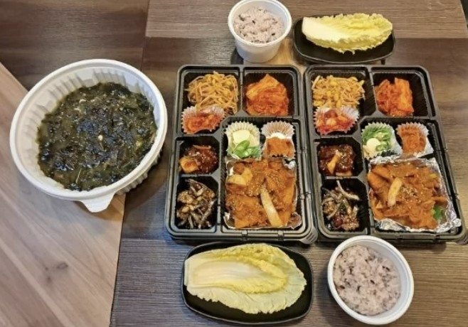 식당을 다시 시작했다는 자영업자가 공개한 8000원짜리 백반 메뉴가 맛깔스럽게 생긴 음식과 푸짐한 양으로 네티즌의 칭찬을 받고 있다. [사진 = 아프니까 사장이다 갈무리]